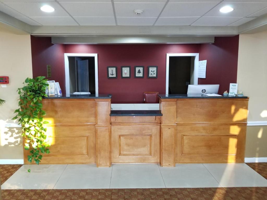 All Seasons Inn & Suites - image 2