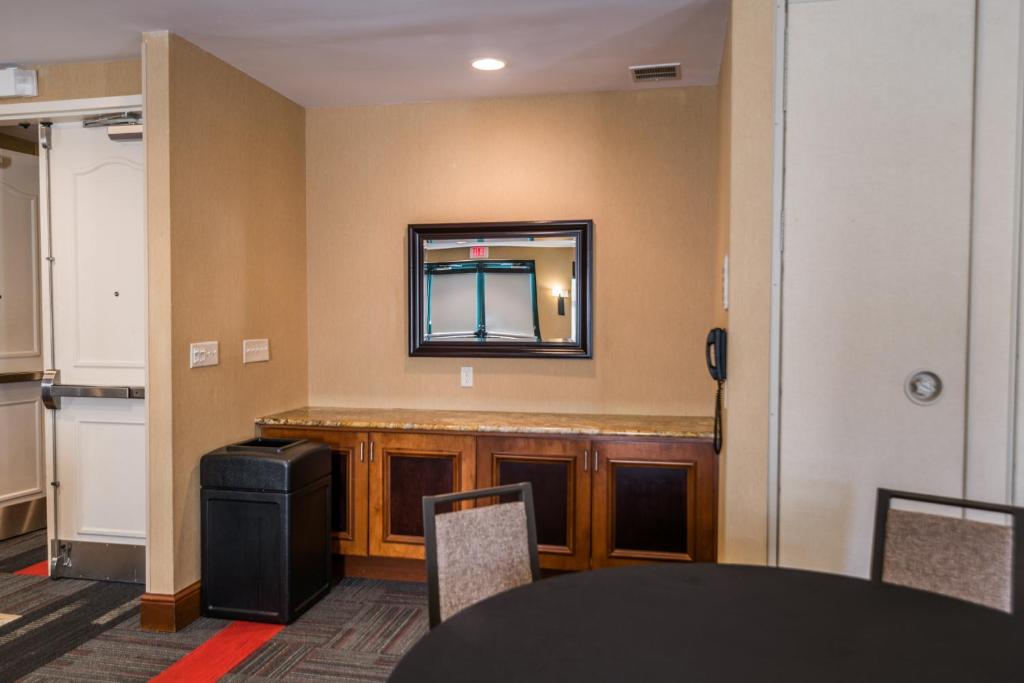 Hilton Garden Inn Bowling Green - image 3