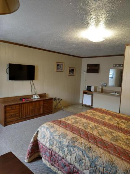 Budget Host 4U Motel - image 8