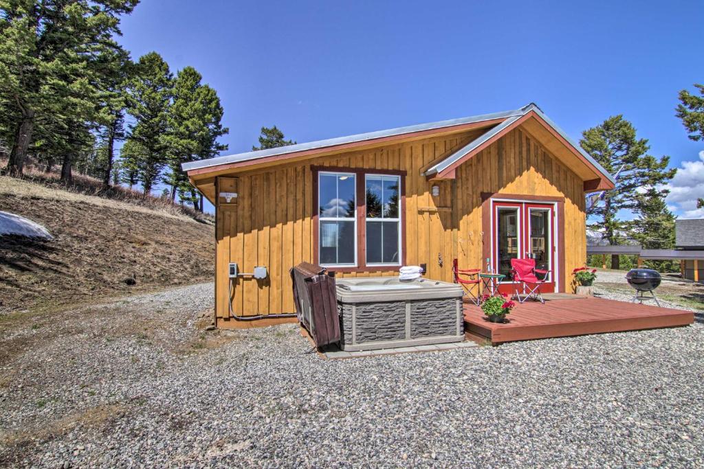 Remote Mtn Retreat with Hot Tub Outside Bozeman - main image