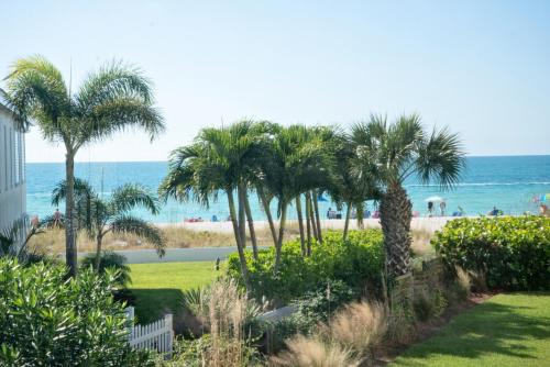 GULF VIEWS! 2 bed 2 bath condo Heated pool Tennis courts and private laundry FREE WiFi - main image