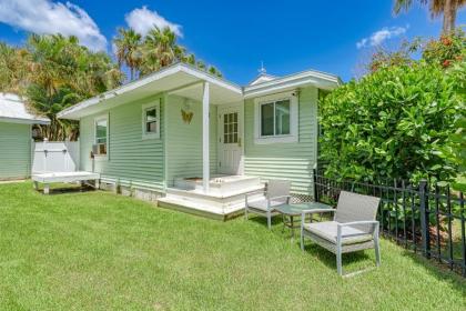 Cottage Haven-One Minute Walk To The Beach-Private Yards-Keyless Locks - image 12