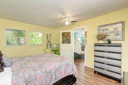 Cottage Haven-One Minute Walk To The Beach-Private Yards-Keyless Locks - image 17