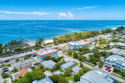 Cottage Haven-One Minute Walk To The Beach-Private Yards-Keyless Locks - image 2