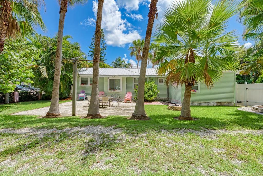 Cottage Haven-One Minute Walk To The Beach-Private Yards-Keyless Locks - image 4