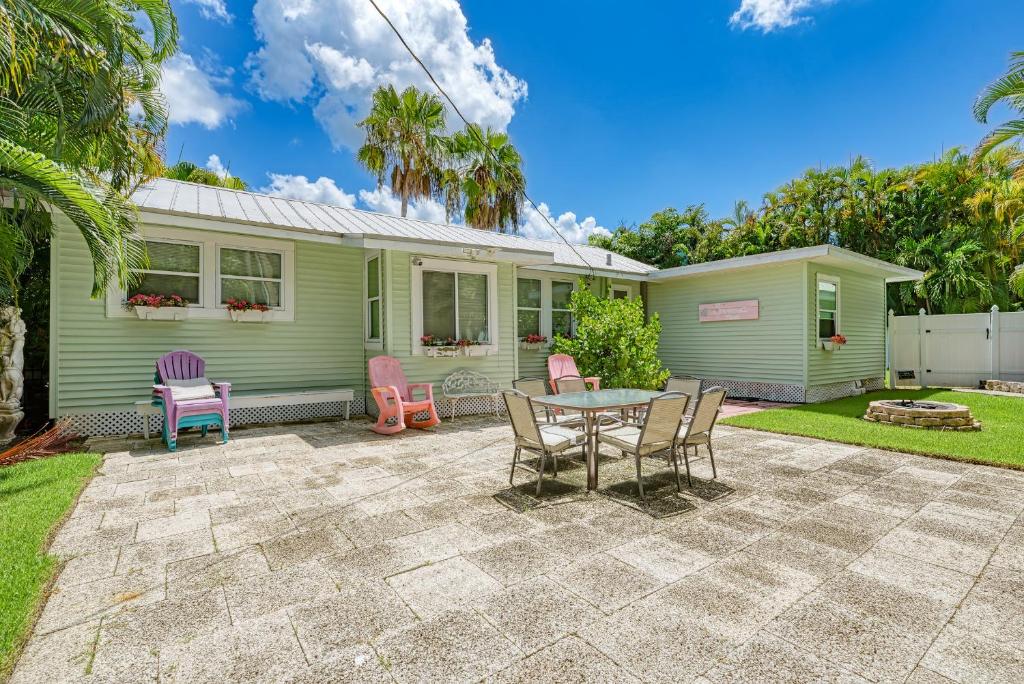 Cottage Haven-One Minute Walk To The Beach-Private Yards-Keyless Locks - image 7