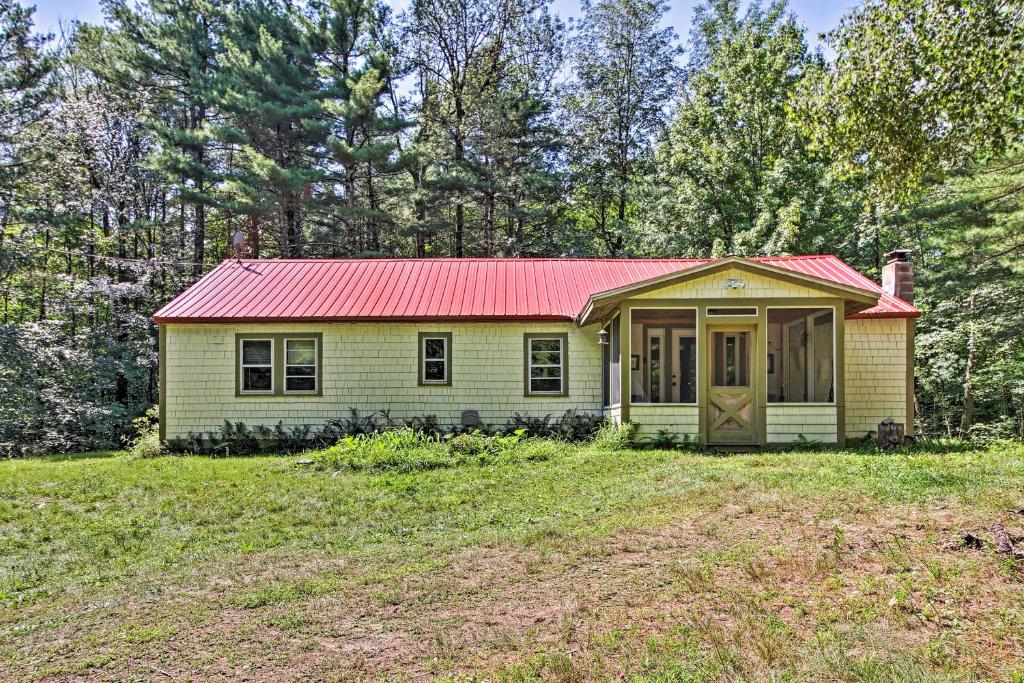 Rustic Bradford Cottage - 14 Miles to Sunapee Mtn! - main image