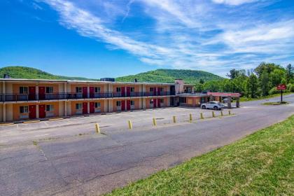 Econo Lodge Hotel - image 2