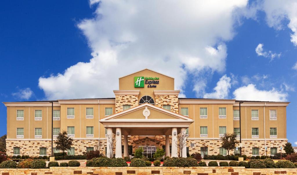 Holiday Inn Express & Suites Brady an IHG Hotel - main image