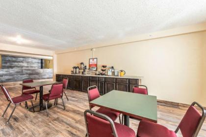 Econo Lodge - image 5