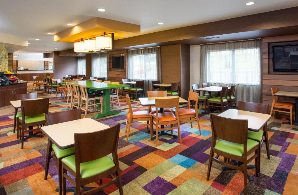 Fairfield Inn & Suites by Marriott Branson - image 3