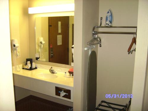 All American Inn & Suites Branson - image 5