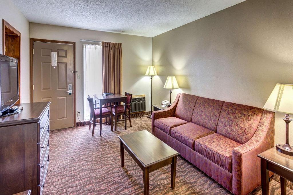 Quality Inn West - image 5