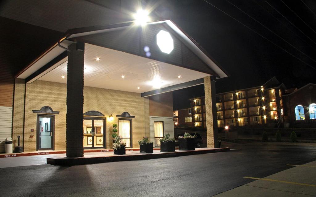 Grand View Inn & Suites - main image