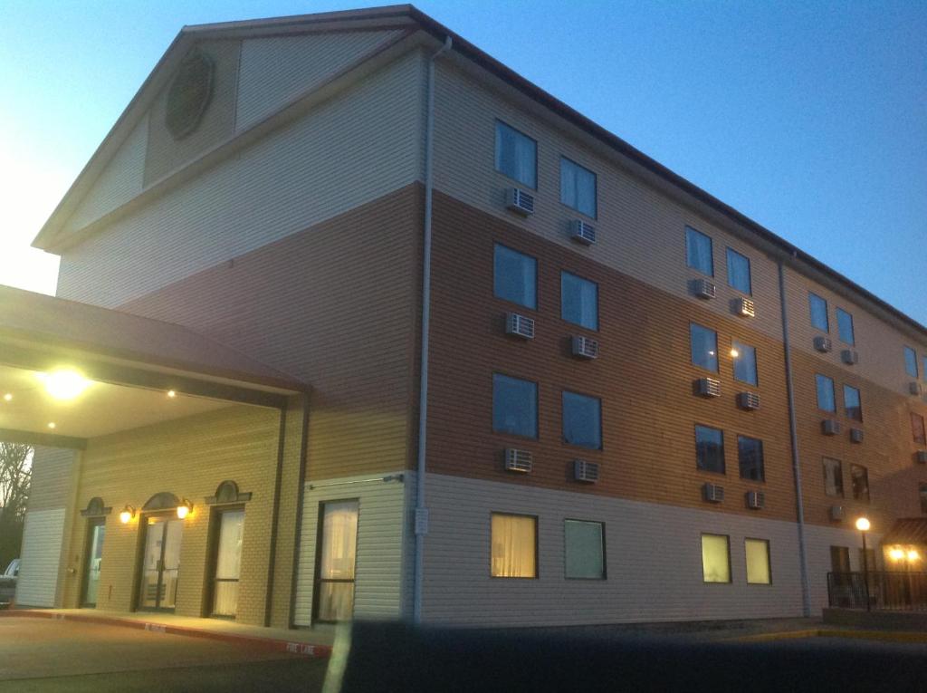 Grand View Inn & Suites - image 2