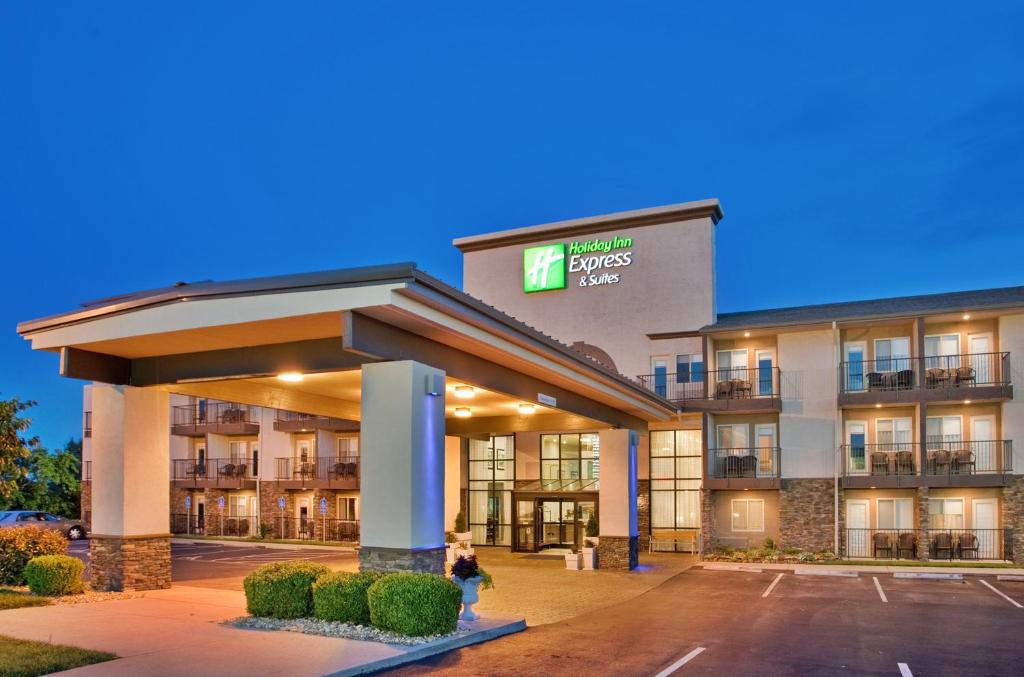 Holiday Inn Express Hotel & Suites Branson 76 Central an IHG Hotel - main image