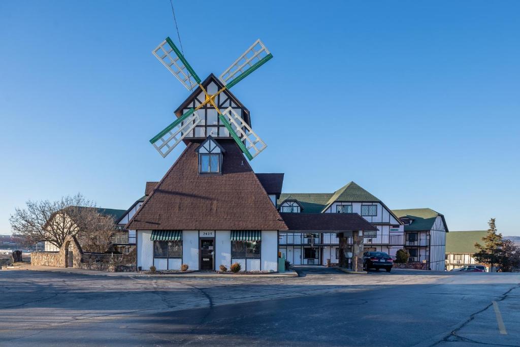 OYO Hotel Windmill Branson - main image