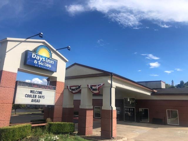 Days Inn & Suites Branson Entertainment District - main image