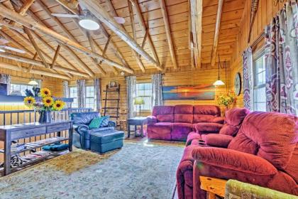 Expansive Branson Cabin with Lake View 3 mi to SDC