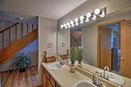 Cute and Cozy Resort Condo with Lake Taneycomo Access! - image 3