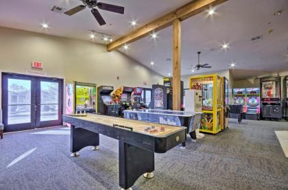 Family-Friendly Branson Condo with Outdoor Pool! - image 10