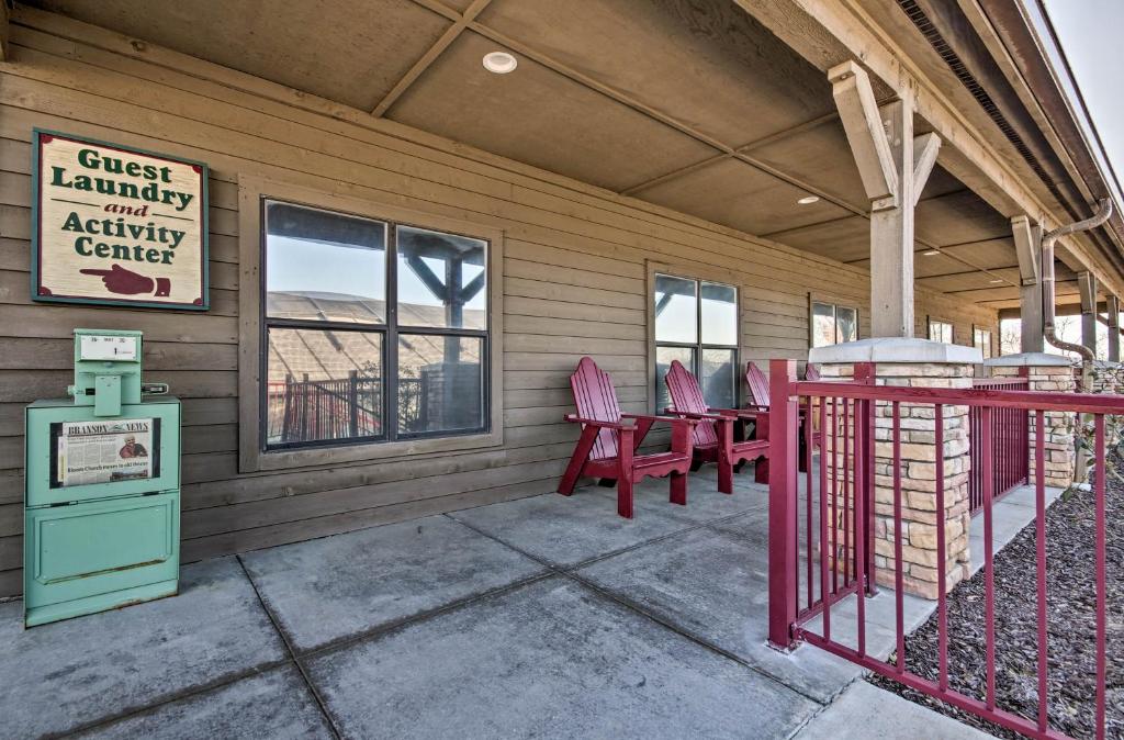 Family-Friendly Branson Condo with Outdoor Pool! - image 4