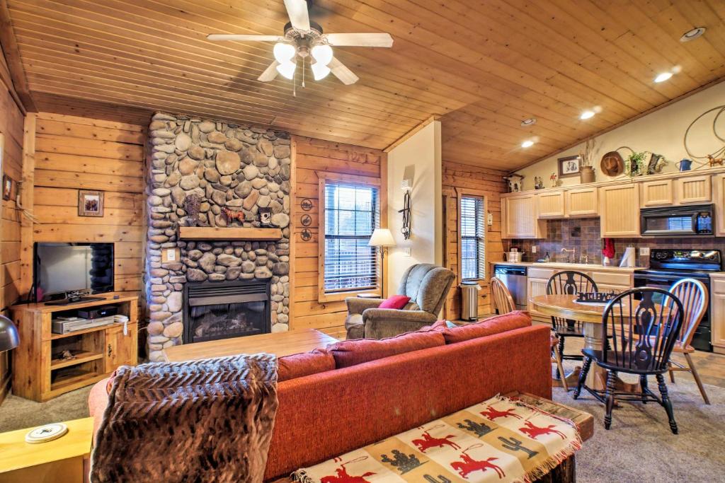 Cozy Studio Cabin Right Off the Branson Strip - main image