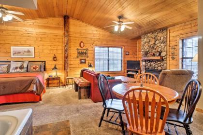 Cozy Studio Cabin Right Off the Branson Strip - image 10