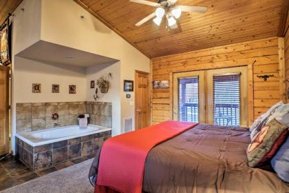 Cozy Studio Cabin Right Off the Branson Strip - image 12