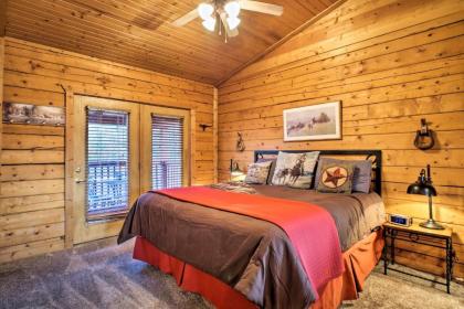 Cozy Studio Cabin Right Off the Branson Strip - image 13