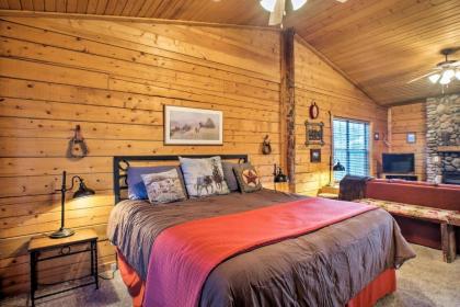 Cozy Studio Cabin Right Off the Branson Strip - image 14