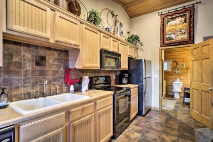 Cozy Studio Cabin Right Off the Branson Strip - image 15