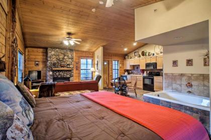 Cozy Studio Cabin Right Off the Branson Strip - image 16