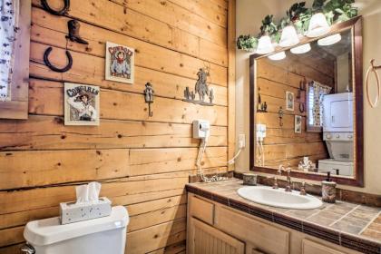 Cozy Studio Cabin Right Off the Branson Strip - image 18