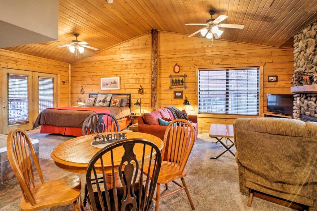 Cozy Studio Cabin Right Off the Branson Strip - image 4