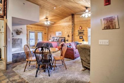 Cozy Studio Cabin Right Off the Branson Strip - image 5