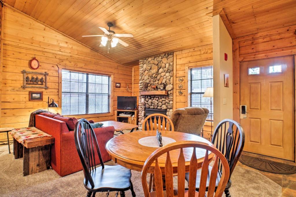 Cozy Studio Cabin Right Off the Branson Strip - image 6