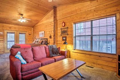 Cozy Studio Cabin Right Off the Branson Strip - image 8