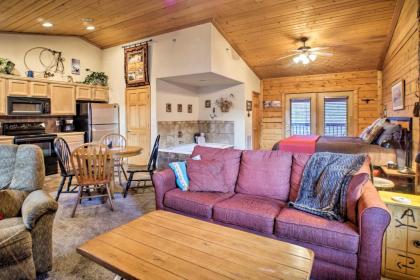 Cozy Studio Cabin Right Off the Branson Strip - image 9