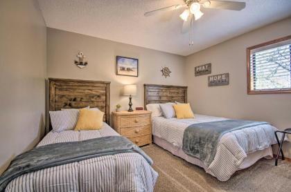 Cozy Branson Getaway 5 Min from SDC and the Lake! - image 12