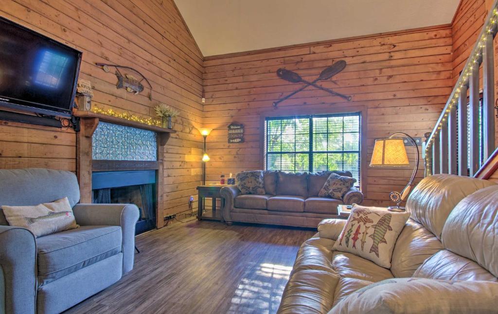 Charming Branson Getaway with Fireplace and Porch - main image