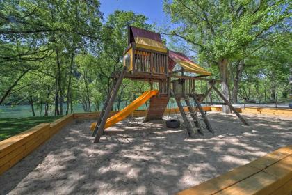 Branson Resort Retreat by Lake Taneycomo! - image 18