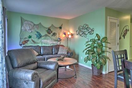 Comfy Condo with Resort Amenities Near Downtown - image 3