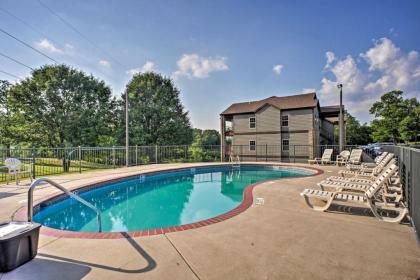 Branson West Villa with Golf Course View and Pool - image 2