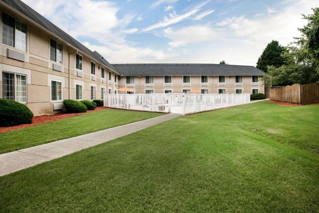 Baymont Inn & Suites Braselton - image 5