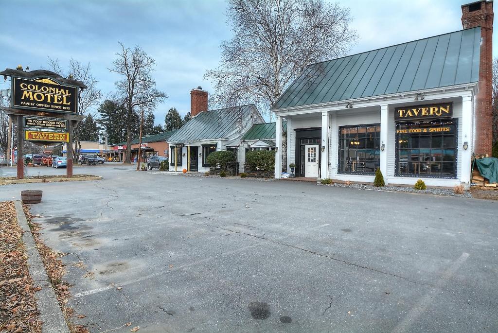 Colonial Motel and Spa - image 7