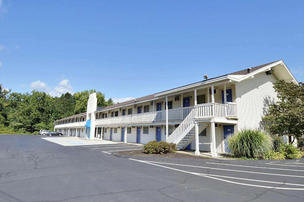 Motel 6-Brattleboro VT - image 2