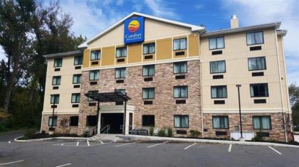 Comfort Inn & Suites Brattleboro I-91 - image 1