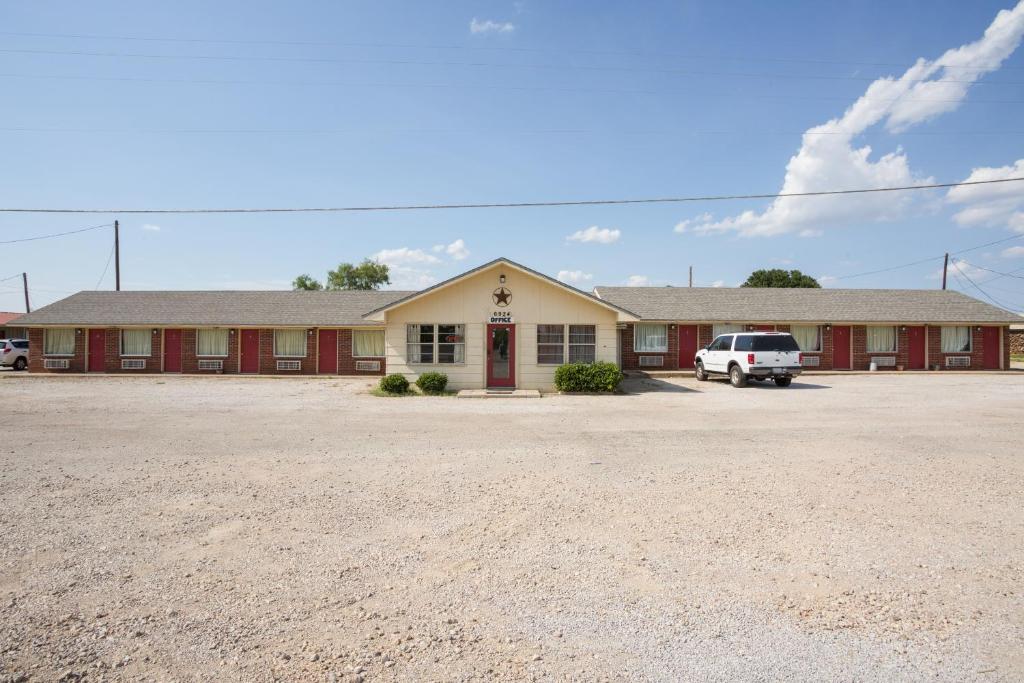 OYO Hotel Breckenridge TX Hubbard Creek Lake - image 3