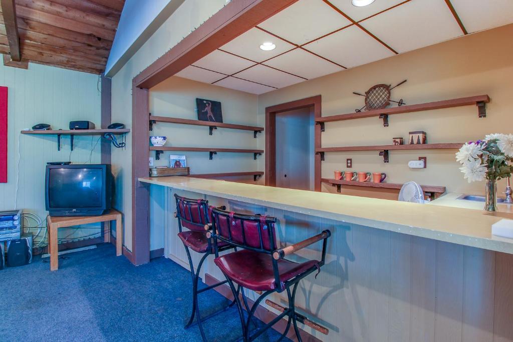 Ski and Racquet Club Condo - image 3